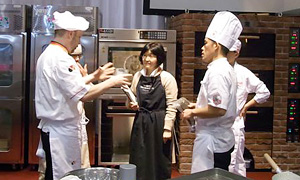 通訳の本間さん(真ん中)